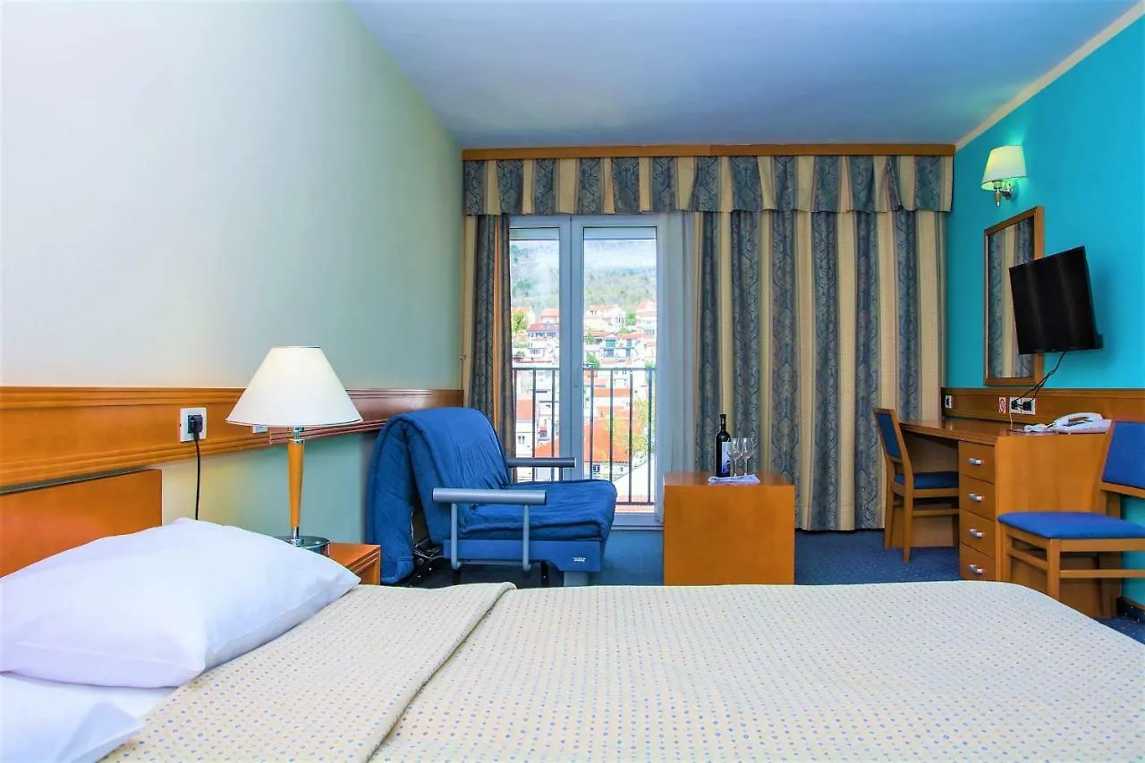 Hotel セルツェ